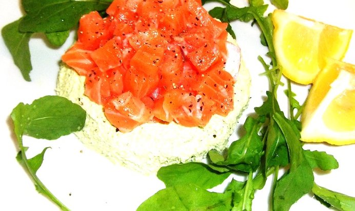 Тартар из лосося со сливочным кремом и авокадо