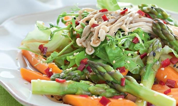 Салат из молодой моркови и спаржи