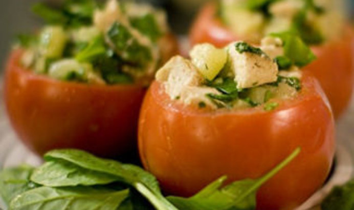 Томаты, фаршированные куриным салатом с ананасом
