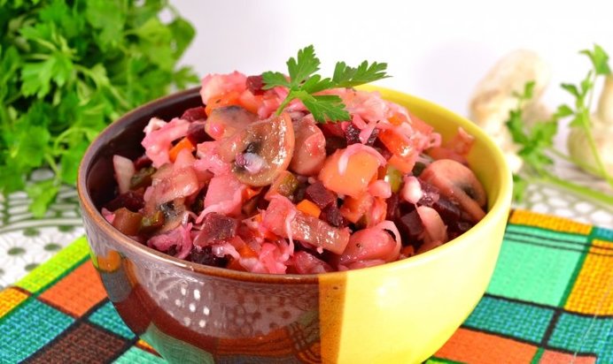 Винегрет с жареными шампиньонами и квашеной капустой