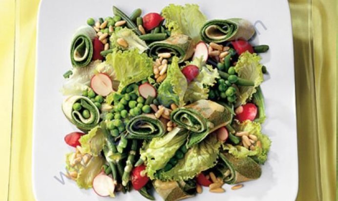 Зеленый салат с фасолью горохом и блинчиками