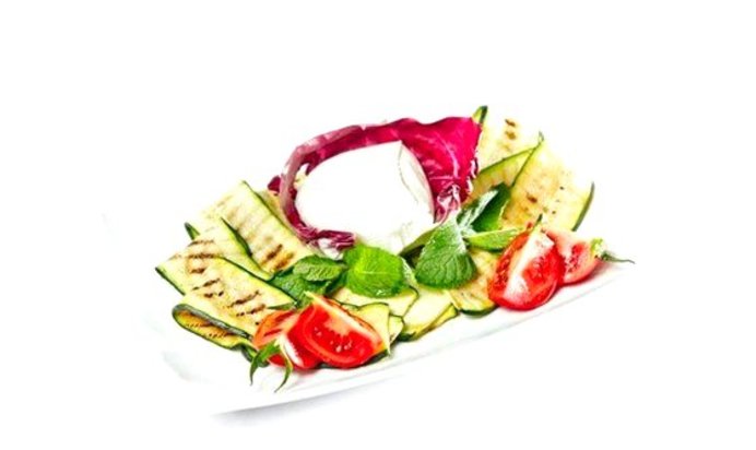 Салат с моцареллой и цукини