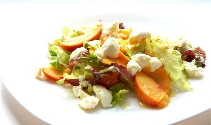 Салат из моцареллы с персиками