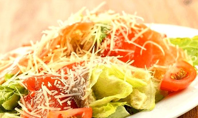 Салат Цезарь с лососем