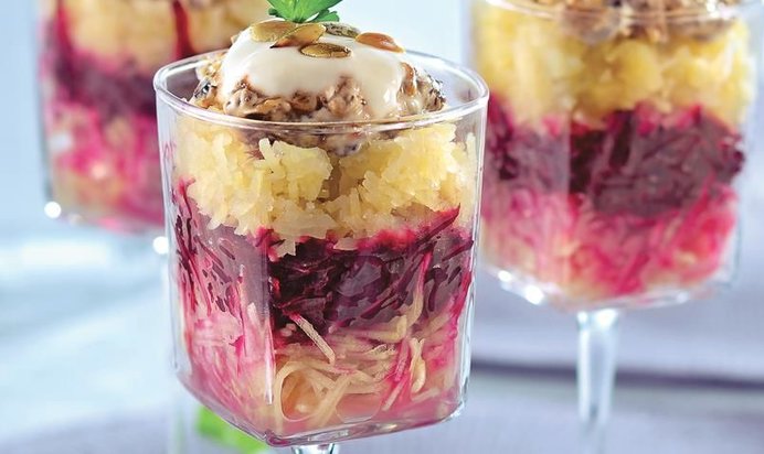 Свекольный салат с черносливом и заправкой из хрена