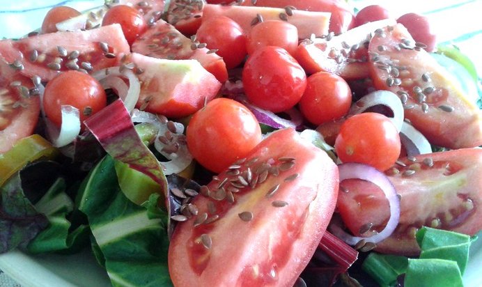 Овощной салат из мангольда с семенами льна