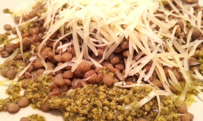 Зеленая чечевица с песто и пармезаном