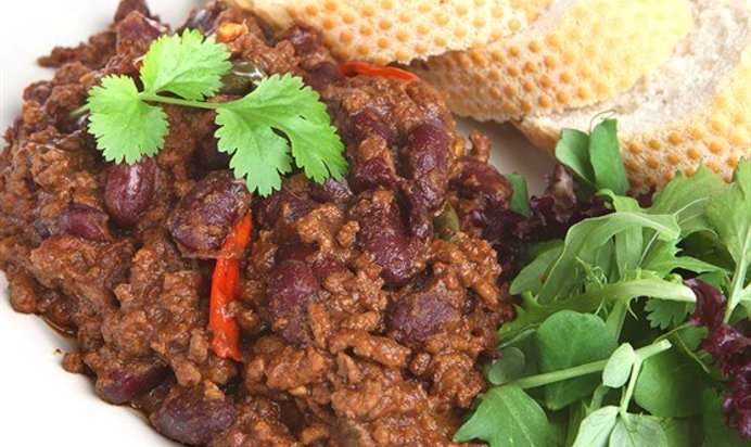 Горячий мясной салат с чили и соевым соусом