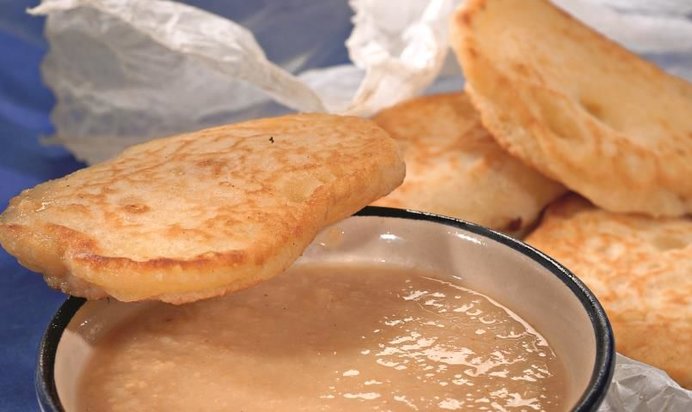 Оладьи с соусом из изюма