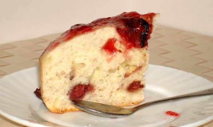 Пирог с ягодами в мультиварке