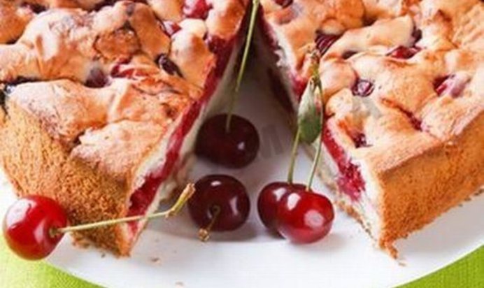 Шарлотка с вишней в мультиварке