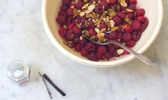 Летний малиновый салат