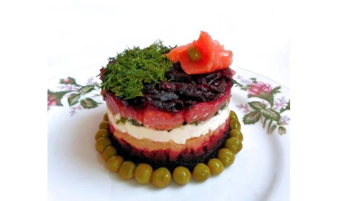 Слоеный салат с лососем и творожным сыром