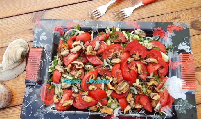 Салат из овощей с мидиями