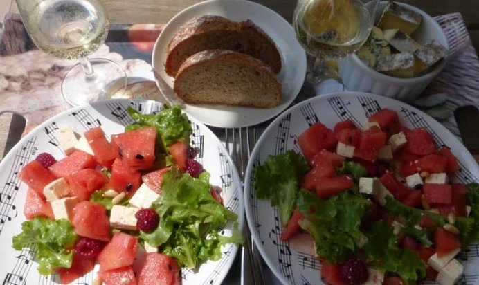 Салат с арбузом и малиной