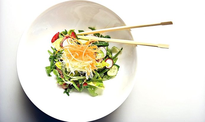 Азиатский салат из говядины с кунжутной заправкой