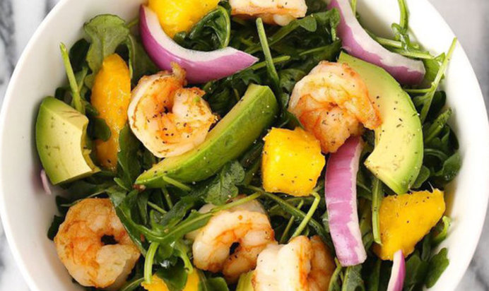 Салат с креветками, манго и авокадо