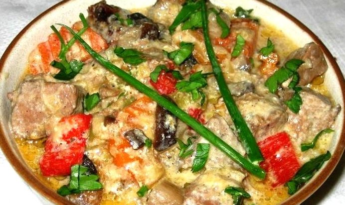 Гуляш из говядины с грибами