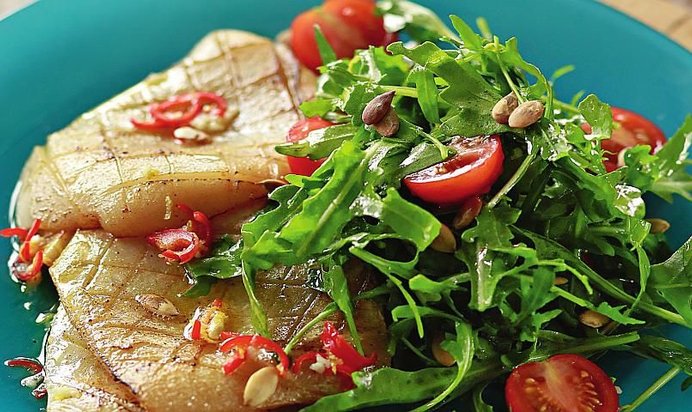 Салат с кальмарами на гриле