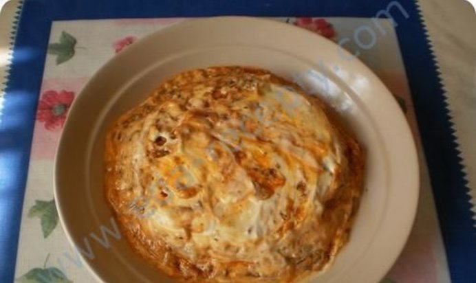 Оригинальный салат с сухарями и килькой