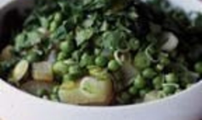 Картофельный салат с горошком и кинзой