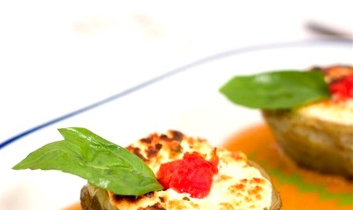 Сердцевинки артишоков с утиной печенкой под соусом бешамель