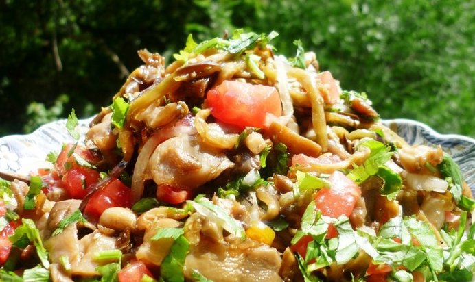 Пикантный салат из баклажан