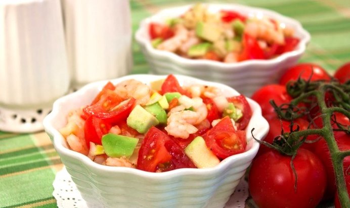 Салат с авокадо, креветками и черри