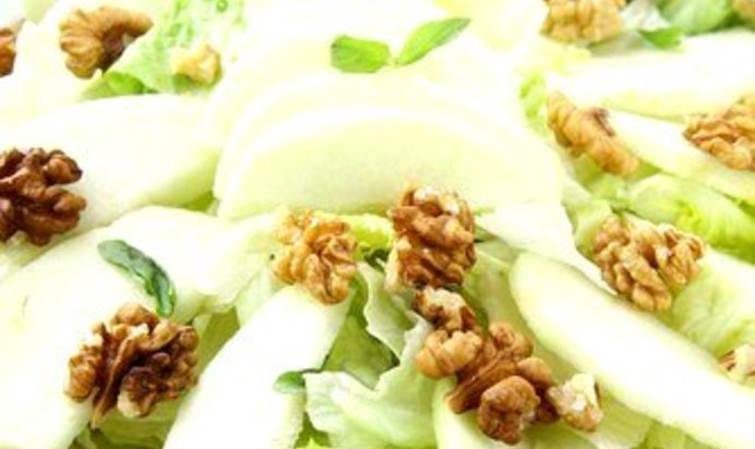 Зеленый салат с яблоками и орехами