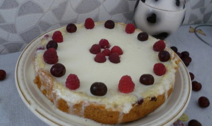 Шарлотка с яблоками и малиной