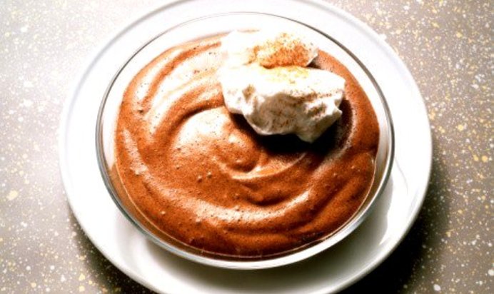 Шоколадный пудинг со взбитыми кофейными сливками