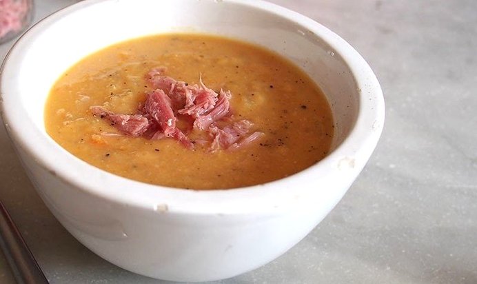 Гороховый суп с копченым беконом