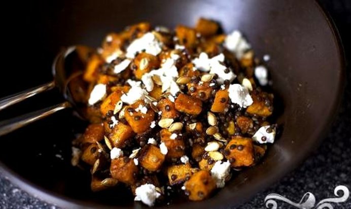 Салат с тыквой, чечевицей и козьим сыром