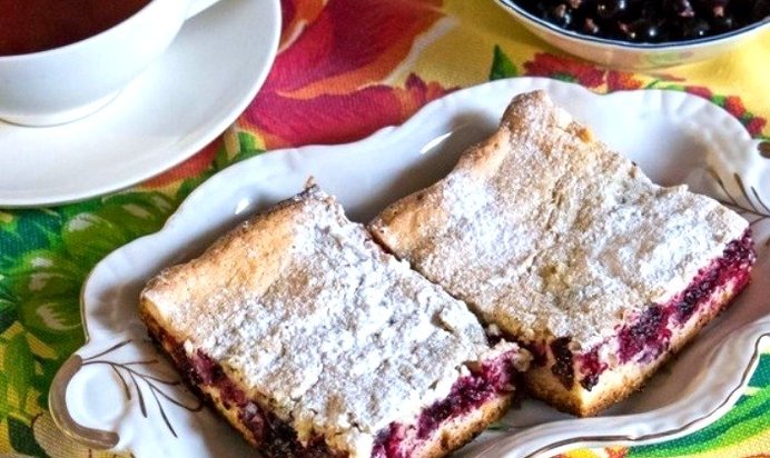 Постный пирог со смородиной