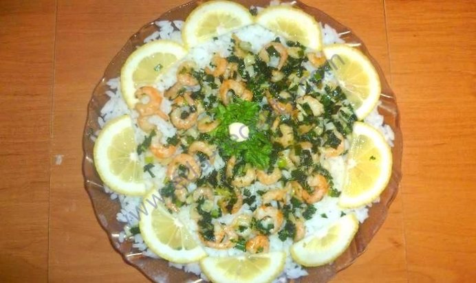 Салат с рисом, креветками и чесноком