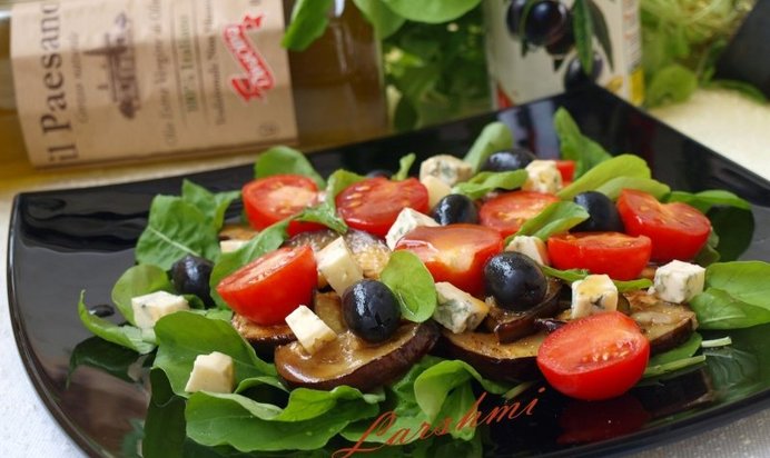 Салат с баклажанами,рукколой и сыром