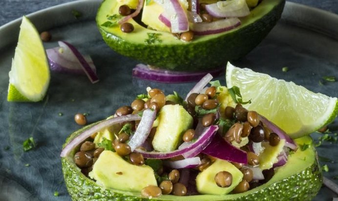 Салат из чечевицы с авокадо, лаймом и кинзой
