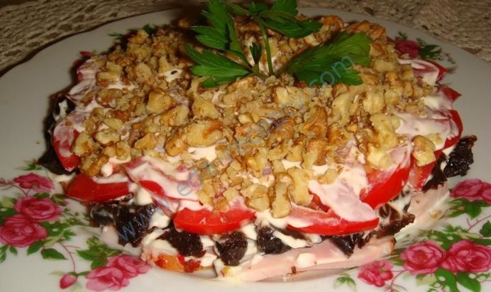 Салат Нежность с ветчиной и черносливом