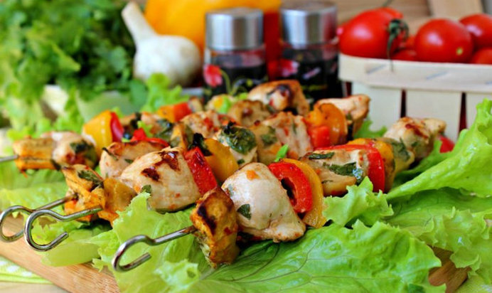 Острый шашлык с курицей и овощами