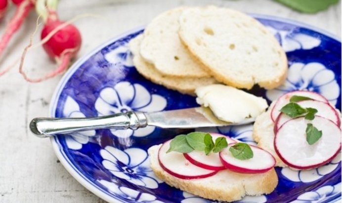 Брускетта с редисом, сливочным маслом и солью