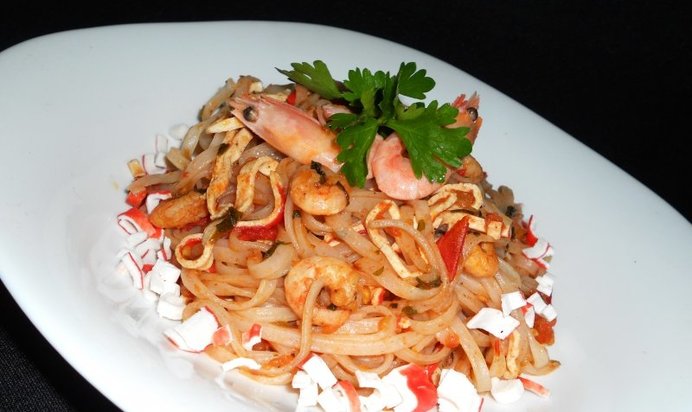Рисовая лапша с креветками и крабовыми палочками
