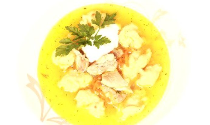 Куриный бульон с манными клецками