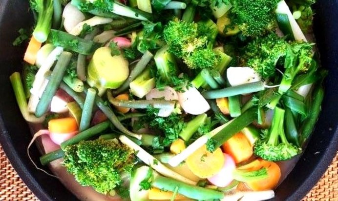 Тушеные овощи с лимоном, зеленью и сливочным маслом