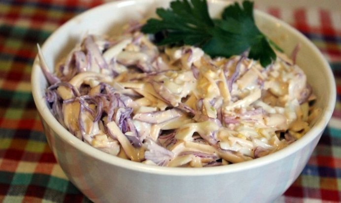 Салат из краснокочанной капусты с колбасным сыром и чесноком
