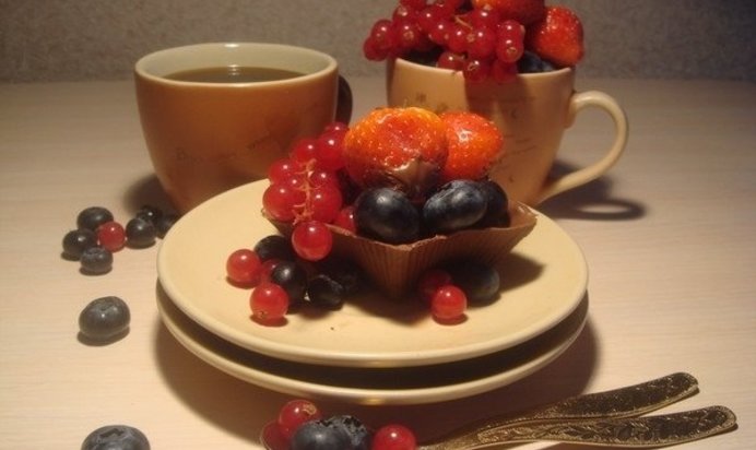 Шоколадные корзиночки с мюсли и ягодами