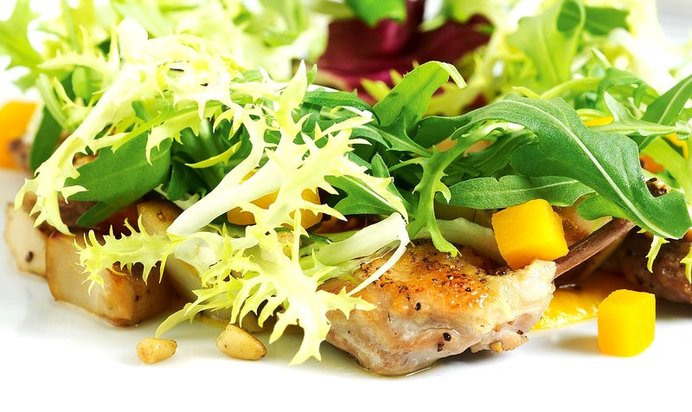 Салат с перепелкой и белыми грибами