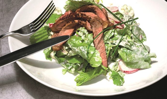 Утка с редисом и соусом из йогурта