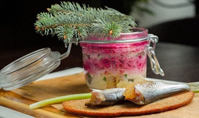 Сельдь под «шубой» с пряной килькой, фаршированной щучьей икрой на чесночном хлебе