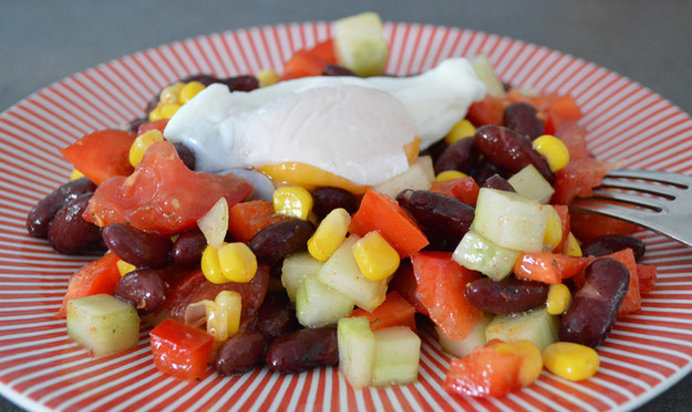 Мексиканский салат с яйцом-пашот