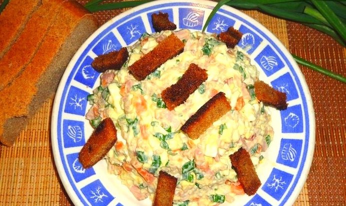 Салат с зеленью и свиной грудинкой